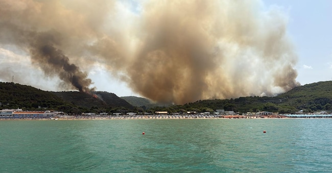 Il vasta incendio di località Pile Fraballe, zona rurale e periferica nel comune di Peschici (Foggia) ANSA