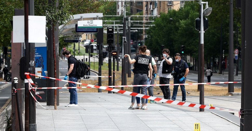 Parigi, aggressione con coltelli a Porte de Clichy: tre donne ferite, due in condizioni critiche