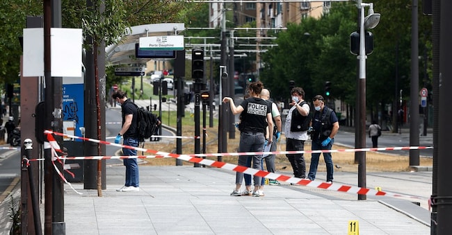 Agenti di polizia al lavoro sul luogo di un’aggressione con coltello nei pressi della Porte de Clichy a Parigi, in Francia, il 27 luglio 2026. REUTERS/Abdul Saboor Reuters