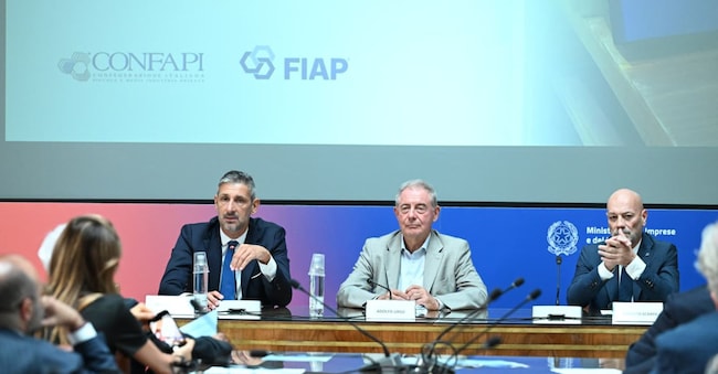 Al centro il ministro delle Imprese e del Made in italy Adolfo Urso, a sinistra il presidente di Confapi Cristian Camisa e a destra il presidente di Fiap Roberto Scarpa Fiap