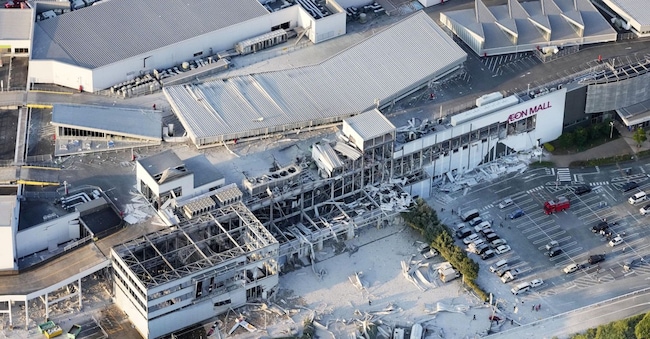 Una veduta aerea mostra il centro commerciale Aeon Mall danneggiato in seguito al terremoto di magnitudo preliminare 7,1 che ha colpito la prefettura meridionale di Kumamoto, in Giappone, nella città di Kashima, il 28 luglio 2026. Kyodo/via REUTERS  via REUTERS