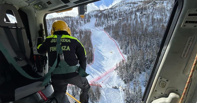 GUARDIA DI FINANZA GDF SOCCORSO ALPINO ELICOTTERO ELICOTTERI AGENTE AGENTI IMAGOECONOMICA