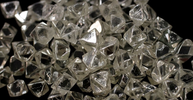 Diamanti grezzi provenienti dall'Africa meridionale e dal Canada sono visibili presso la sede centrale della De Beers a Londra, in Gran Bretagna. REUTERS/Stefan Wermuth/Foto d'archivio REUTERS