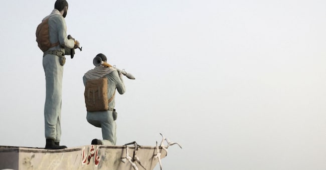 Una statua iraniana sullo Stretto di Hormuz, visibile da una spiaggia di Bandar Abbas REUTERS