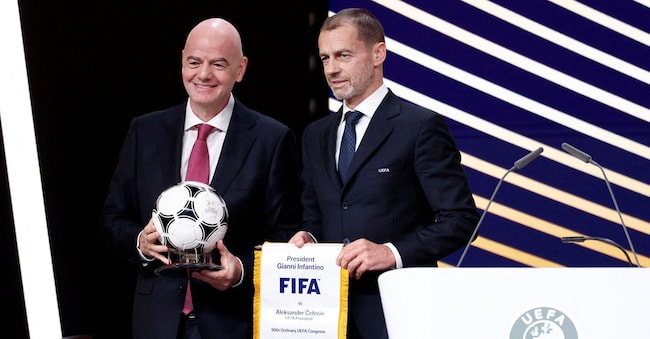 Il presidente Uefa Aleksander Ceferin (a destra) accanto a quello di Fifa Gianni Infantino: i due sono ai ferri corti dopo l’annuncio del nuovo modello societario per organizzare i grandi eventi da parte della Federazione mondiale del calcio (REUTERS)