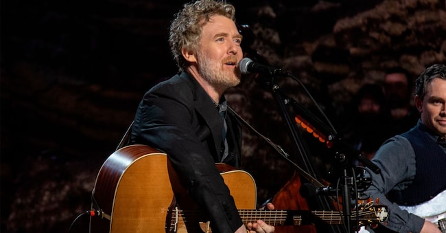 Il cantautore irlandese Glen Hansard, vincitore di un Grammy, in un’esibizione del 2019. L’artista è morto in un incidente in moto a 56 anni (APN)