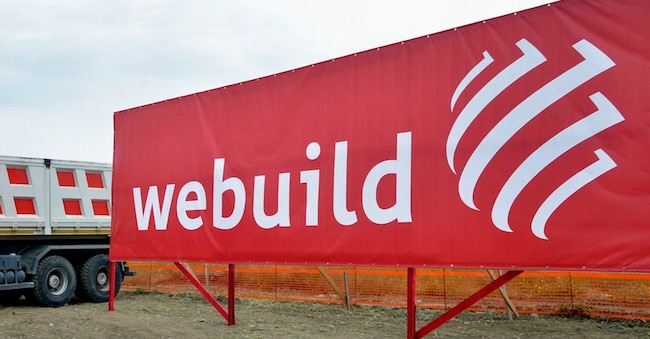 Striscione con logo Webuild in un cantiere IMAGOECONOMICA