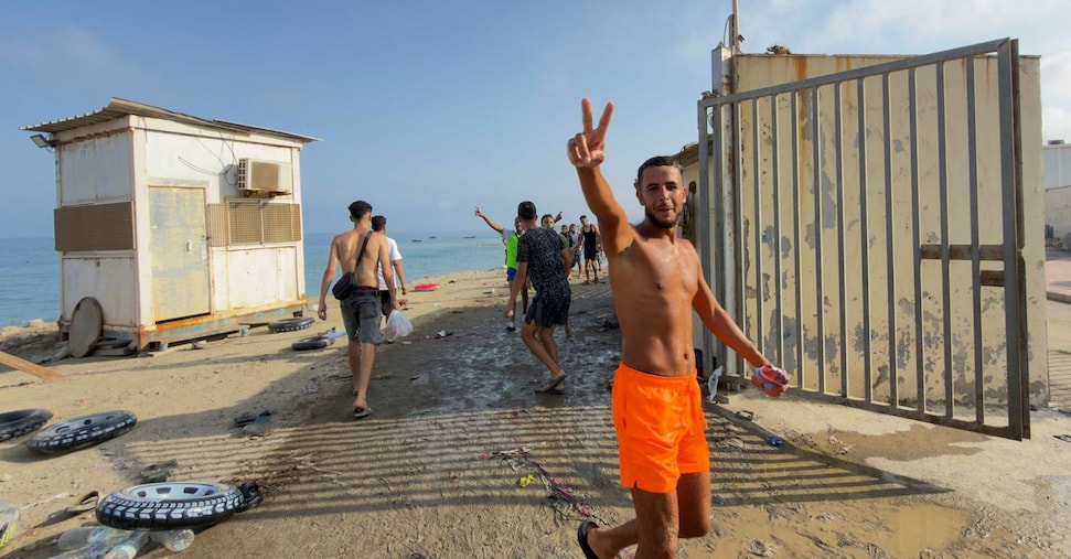 Emergenza migranti a Ceuta, in migliaia arrivati a nuoto. Palazzo Chigi valuta sospensione Schengen
