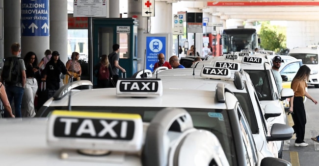 TAXI TRASPORTO CODA CODE STAZIONE TAXI IMAGOECONOMICA