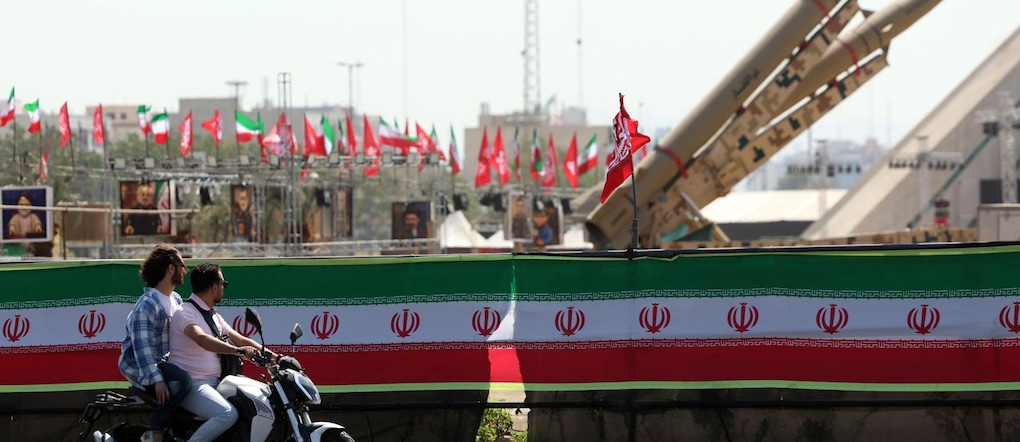 Il 30 luglio 2026, in Piazza Azadi a Teheran, in Iran, alcuni motociclisti passano davanti ai missili iraniani “Zolfaghar” esposti sopra uno striscione raffigurante il presidente degli Stati Uniti Trump. Il 29 luglio 2026 gli Stati Uniti hanno portato a termine una «pesante ondata di attacchi» contro decine di obiettivi del Corpo delle Guardie Rivoluzionarie Islamiche (IRGC) in Iran, in risposta ai tentativi di attacco missilistico sferrati da Teheran il giorno precedente contro le forze statunitensi di stanza in Medio Oriente, secondo quanto riferito dal Comando Centrale degli Stati Uniti (CENTCOM). EPA