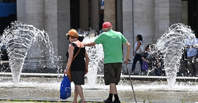 Due anziani in giro per la citta' nonostante il grande caldo di questi giorni. Alcuni cercano refrigerio nelle fontane di piazza De Ferrari. Genova, 17 luglio 2024. ANSA/LUCA ZENNARO
(caldo, anziani) ANSA