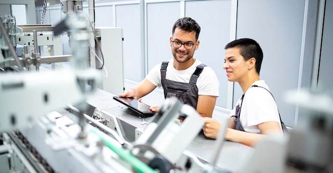 Tecnico esperto addetto al controllo dei processi e alla manutenzione di moderne macchine industriali di produzione in uno stabilimento produttivo. (Adobe Stock)