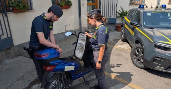 L'operazione della Guardia di Finanza che ha portato al sequestro in tutta Italia di  migliaia di motorini elettrici, importati dalla Cina, venduti illegalmente come bici con pedalata assistita e non conforme alle norme di sicurezza europee e italiane, ANSA