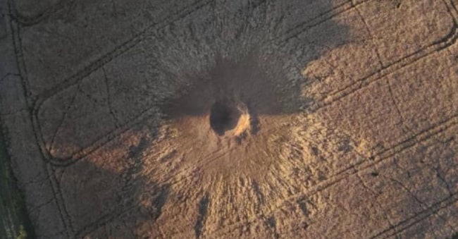 Una foto postata sui social dalla Polizia polacca mostra il segno sul terreno che il governo polacco è propenso a credere sia stato causato da un missile russo caduto di notte in un villaggio vicino Lublino, in Polonia, 30 luglio 2026 (X / Polizia Polonia/ tramite ANSA)