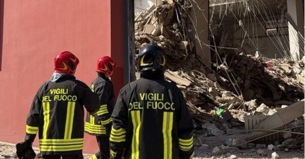 Messina, edificio crolla per esplosione: si cercano dispersi. Almeno 5 feriti Messina, edificio crolla per esplosione: si cercano dispersi. Almeno 5 feriti
