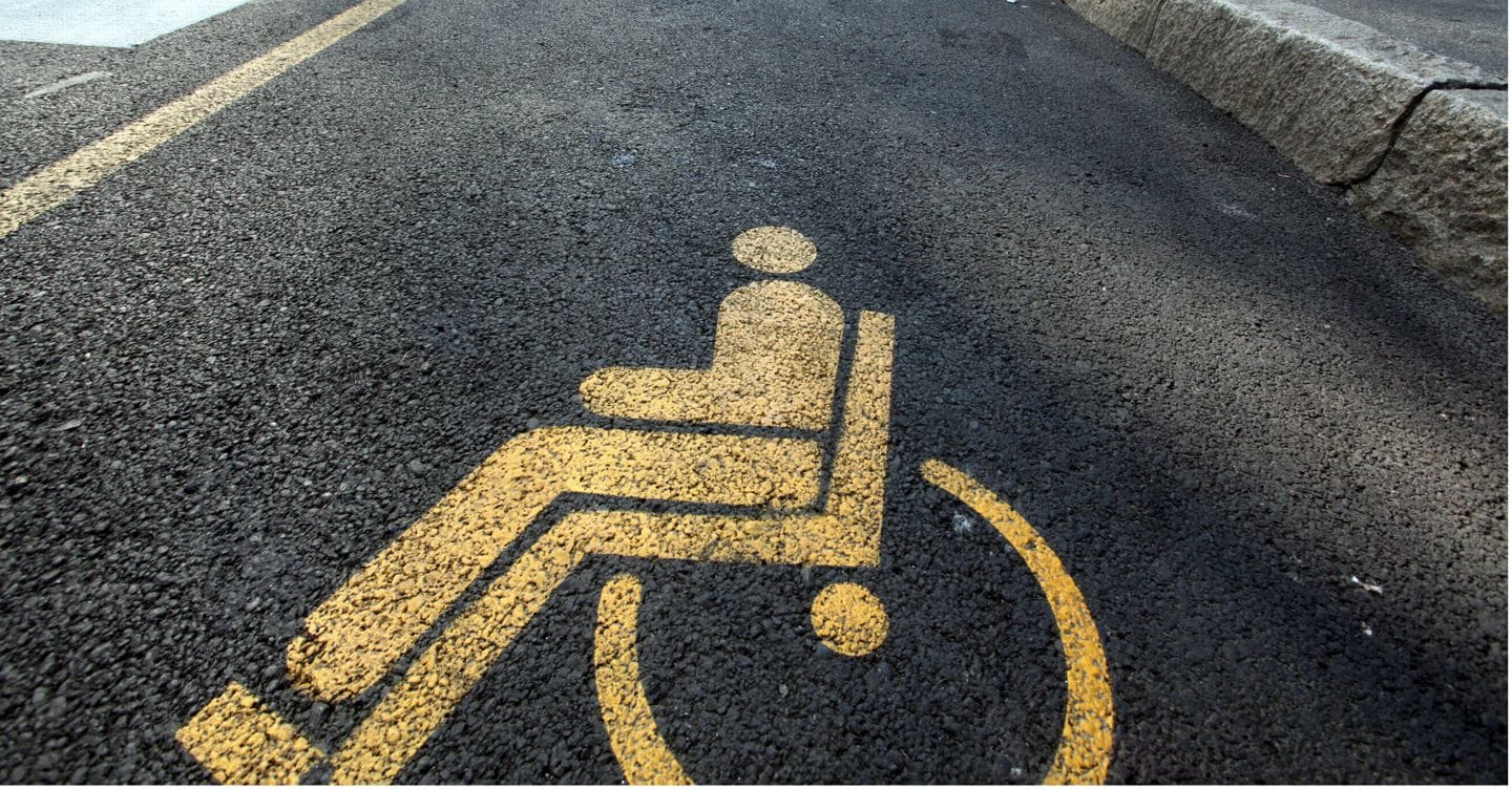TAGLIANDO PER INVALIDI, SEGNALETICA STRADALE PER INDICARE LO SPAZIO DI PARCHEGGIO PER DISABILI (Enrico Brandi / Fotogramma/Fotogramma, MILANO - 2011-08-02) p.s. la foto e' utilizzabile nel rispetto del contesto in cui e' stata scattata, e senza intento diffamatorio del decoro delle persone rappresentate FOTOGRAMMA