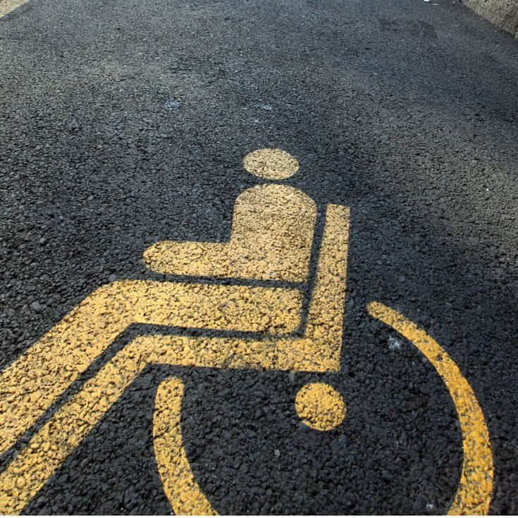 TAGLIANDO PER INVALIDI, SEGNALETICA STRADALE PER INDICARE LO SPAZIO DI PARCHEGGIO PER DISABILI (Enrico Brandi / Fotogramma/Fotogramma, MILANO - 2011-08-02) p.s. la foto e' utilizzabile nel rispetto del contesto in cui e' stata scattata, e senza intento diffamatorio del decoro delle persone rappresentate FOTOGRAMMA