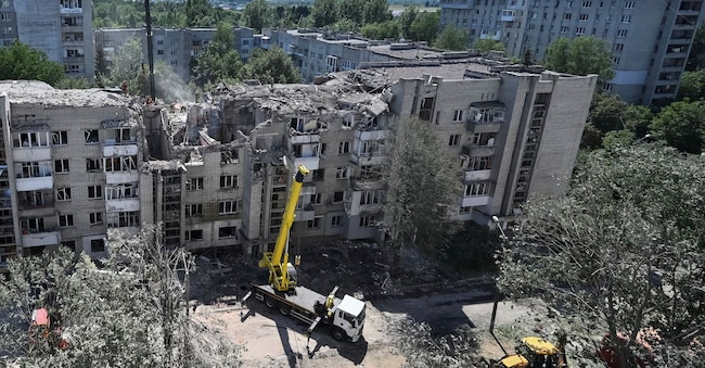 Soccorritori al lavoro sul luogo di un condominio colpito da un missile russo, nel contesto dell'attacco della Russia all'Ucraina, a Leopoli, Ucraina, il 30 luglio 2026. REUTERS/Stringer REUTERS