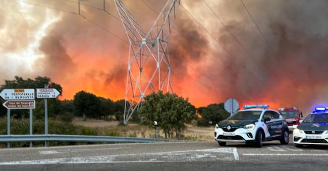 epa13141103 Una foto fornita dalla Guardia Civil spagnola mostra alcuni agenti della Guardia Civil che bloccano una strada durante un incendio boschivo a Fermoselle, Zamora, Spagna, il 30 luglio 2026. EPA/GUARDIA CIVILE SPAGNOLA / FOTO FORNITA DA TERZI - ATTRIBUZIONE OBBLIGATORIA - SOLO PER USO EDITORIALE / NON DESTINATA ALLA VENDITA EPA