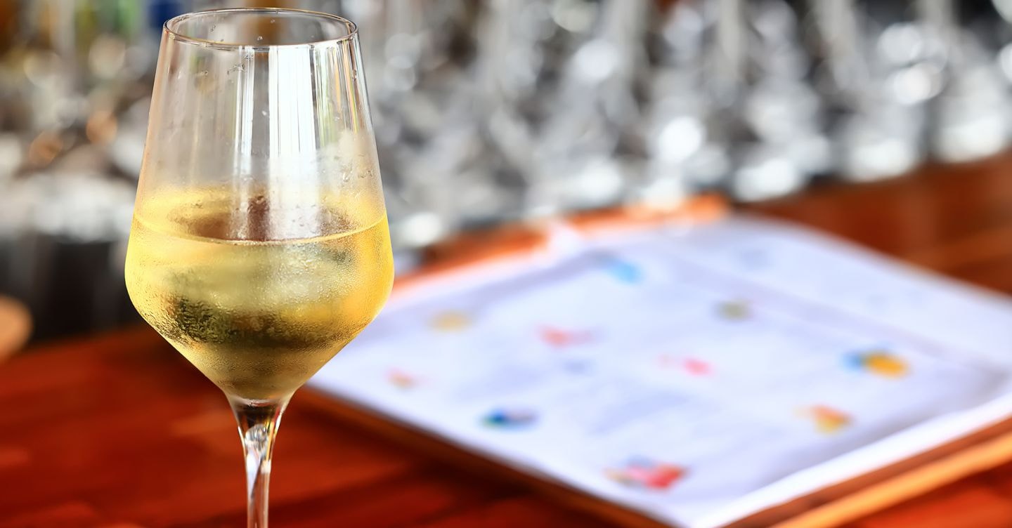 Che vino bere nella (calda) estate? Qualche consiglio libero dai soliti dogmi Che vino bere nella (calda) estate? Qualche consiglio libero dai soliti dogmi