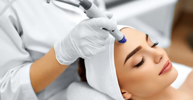 Face Skin Care. Close-up Of Woman Getting Facial Hydro Microdermabrasion Peeling Treatment At Cosmetic Beauty Spa Clinic. Hydra Vacuum Cleaner. Exfoliation, Rejuvenation And Hydratation. Cosmetology. puhhha - stock.adobe.com