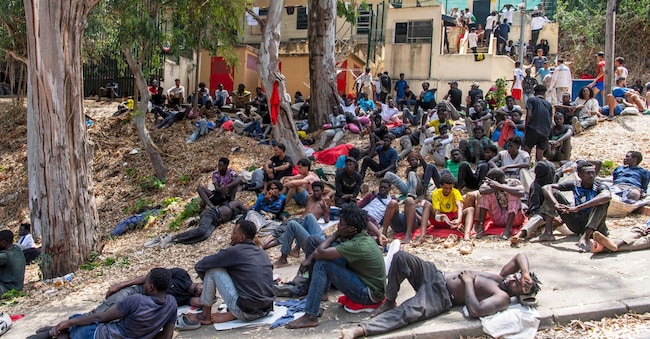 Alcuni migranti si riposano fuori dal Centro temporaneo per immigrati (CETI) dopo aver attraversato il confine dal Marocco all’enclave spagnola di Ceuta, venerdì 31 luglio 2026. CETI è l’acronimo spagnolo di centro di accoglienza per migranti. (AP Photo/Antonio Sempere)





Associate Press/ LaPresse
Only Italy and Spain APN