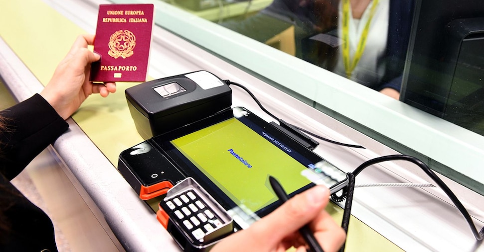 Passaporti, boom di richieste negli uffici postali: superata quota 256mila Passaporti, boom di richieste negli uffici postali: superata quota 256mila