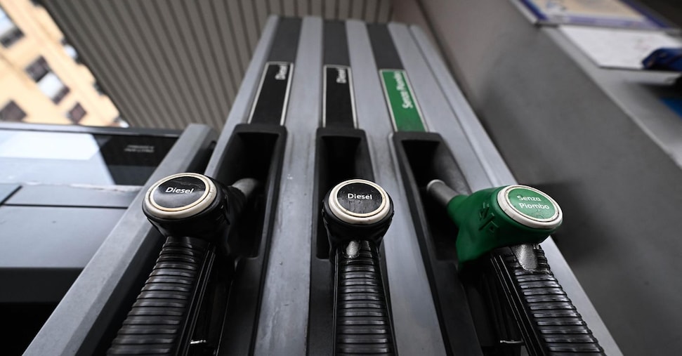 Gasolio, ecco da dove arrivano i soldi per il nuovo taglio delle accise Gasolio, ecco da dove arrivano i soldi per il nuovo taglio delle accise