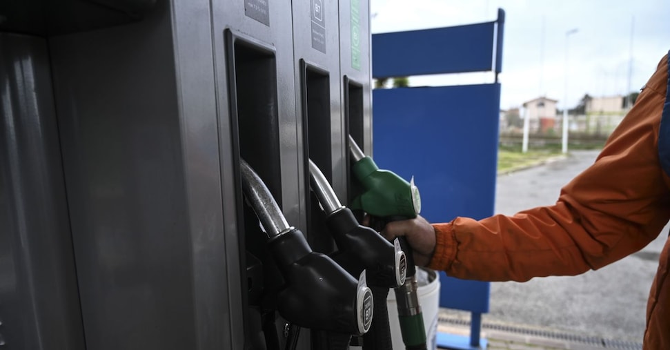 Carburanti, weekend di rincari: benzina a 2 euro al litro e gasolio verso i 2,1 euro Carburanti, weekend di rincari: benzina a 2 euro al litro e gasolio verso i 2,1 euro
