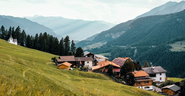 Vista sul grazioso villaggio di Jenisberg nel Parc Ela. Si tratta di una tappa del nuovo percorso escursionistico a lunga percorrenza Parc Ela Trek.
