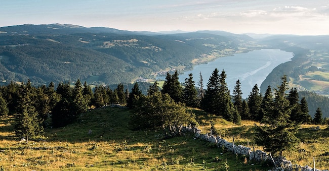Svizzera. A contatto con la natura.  Parco giurassiano vodese. Vista dal Dent de Vaulion (1483 m) sul Lac de Joux.    (Copyright: Switzerland Tourism - BAFU Crediti: swiss-image.ch/Roland Gerth)