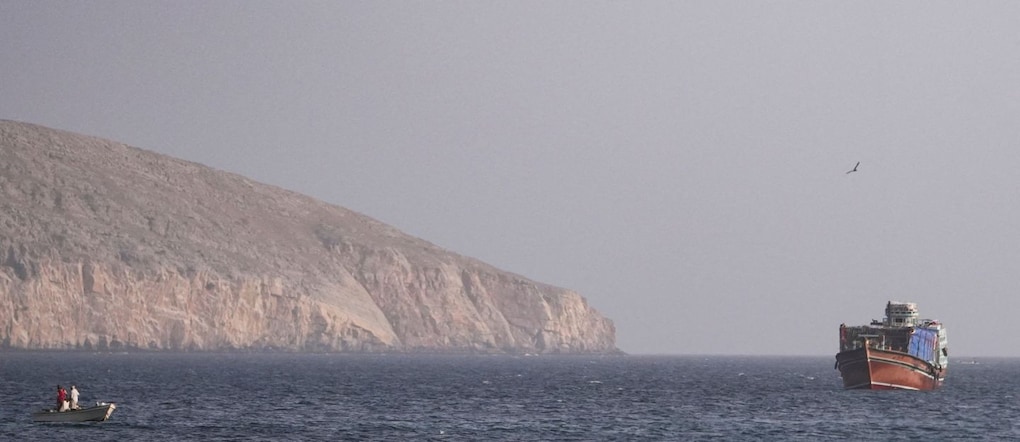FOTO D'ARCHIVIO: Una nave nello Stretto di Hormuz, vista da Musandam, in Oman, il 16 luglio 2026. REUTERS/Stringer/Foto d'archivio REUTERS