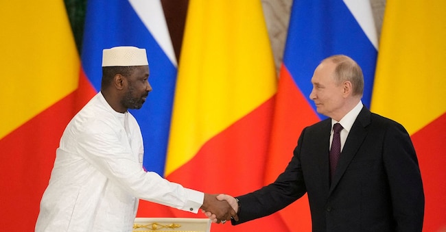 Il leader maliano Assaimi Goita e quello russo Vladimir Putin a Mosca, nel 2025 via REUTERS