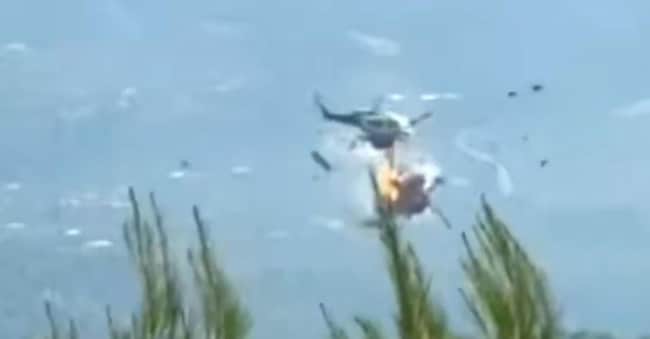 Un frame da un video che mostra l'impatto tra due elicotteri antincendio in Grecia, nei pressi di Atene, 2 agosto 2026. X/ForecastGreece  ANSA