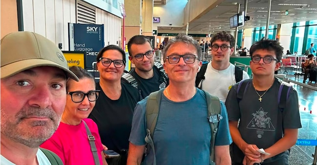 I sette italiani morti nell'incidente aereo in direzione Nazca prima di partire per il Perù. Da sinistra verso destra: la coppia Angelucci, Cristina Bianco, Matteo Gianturco (ragazzo maglia nera), Paolo Gianturco, Lorenzo Angelucci e ultimo a destra Pietro Gianturco, 2 agosto 2026 ANSA ANSA