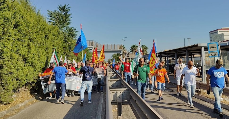 Ex Ilva, sciopero a Taranto. La protesta anche sulla statale Ex Ilva, sciopero a Taranto. La protesta anche sulla statale