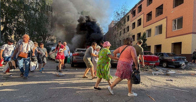 Gli abitanti del luogo reagiscono sul luogo di un attacco russo contro un’area residenziale a Zaporizhzhia, Ucraina, 2 agosto 2026. EPA/DARYNA NAUMOVA EPA