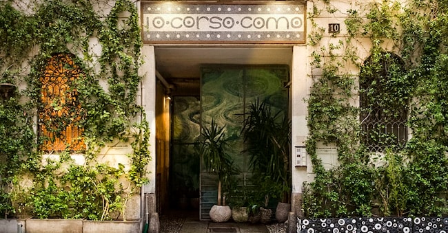 L’ingresso di 10 Corso Como, che deve il nome al civico e alla via di Milano dove fu aperto molti anni fa
