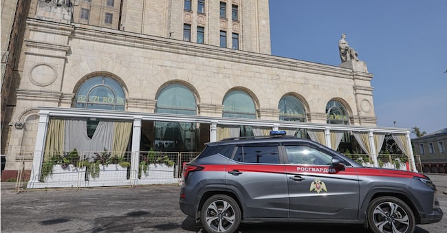 Un’auto del Servizio federale russo delle truppe della Guardia Nazionale è parcheggiata davanti al ristorante “Balzi Rossi” in piazza Kudrinskaya, a Mosca, in Russia, il 2 agosto 2026. EPA/SERGEI ILNITSKY EPA