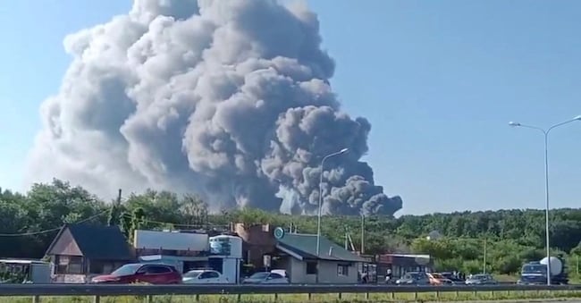 Il fumo si alza dopo un attacco con droni ucraini contro un magazzino di Wildberries a Novosemeykino, nella regione di Samara, in Russia, il 2 agosto 2026, in questa immagine tratta da un video. di Wildberries. via REUTERS