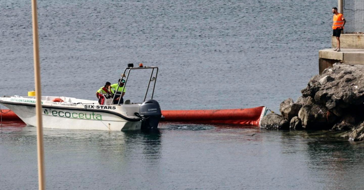 Spagna, operative barriere galleggianti contenimento al largo del molo del Tarajal a Ceuta Spagna, operative barriere galleggianti contenimento al largo del molo del Tarajal a Ceuta