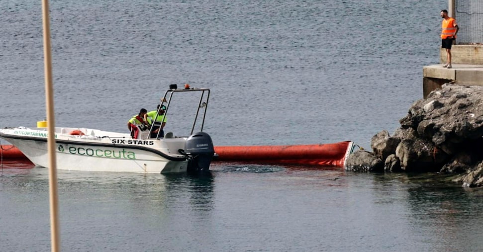 Spagna, operative barriere galleggianti contenimento al largo del molo del Tarajal a Ceuta