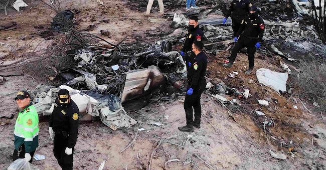 La polizia ispeziona i rottami dell’aereo precipitato sabato 1° agosto 2026 durante un volo turistico sopra le Linee di Nazca, in Perù. (Foto AP/Genry Bautista) APN