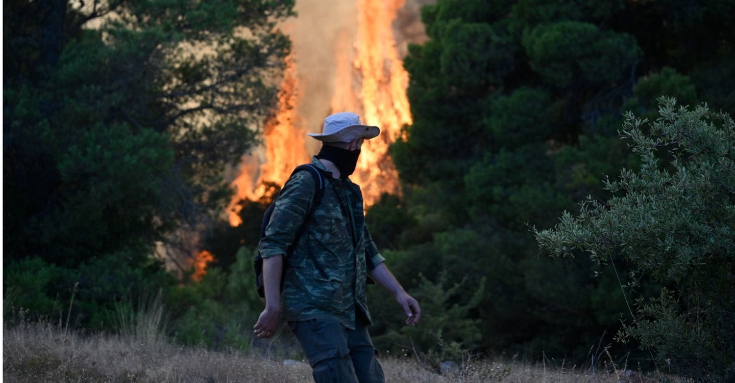 Francia e Grecia ancora assediate dal fuoco