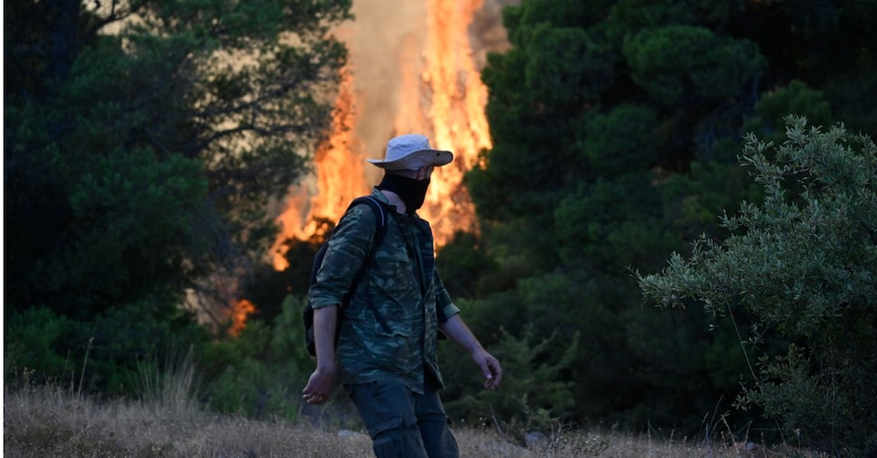 Francia e Grecia ancora assediate dal fuoco