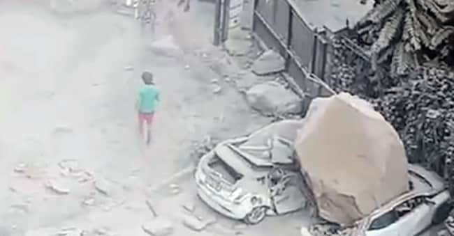 I danni causati dal terremoto di magnitudo 4.7 con epicentro i Campi Flegrei.   ANSA