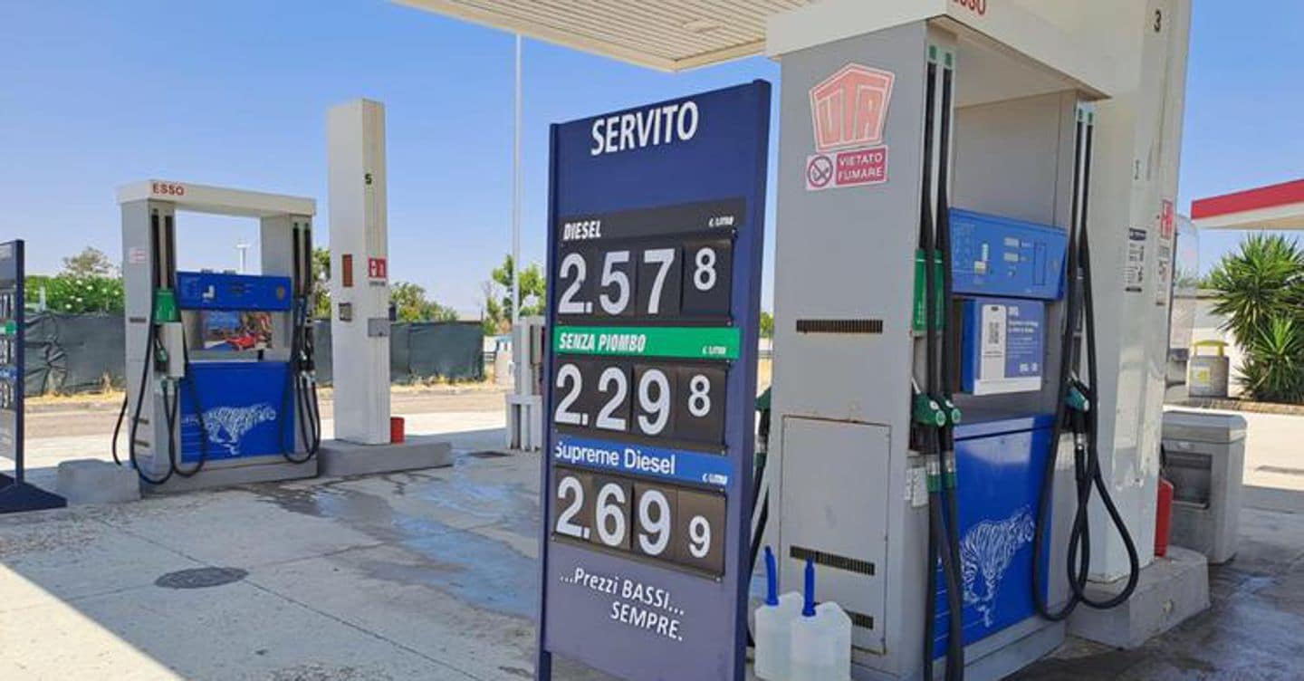 Ferragosto costa di più: un miliardo di euro in più alla pompa