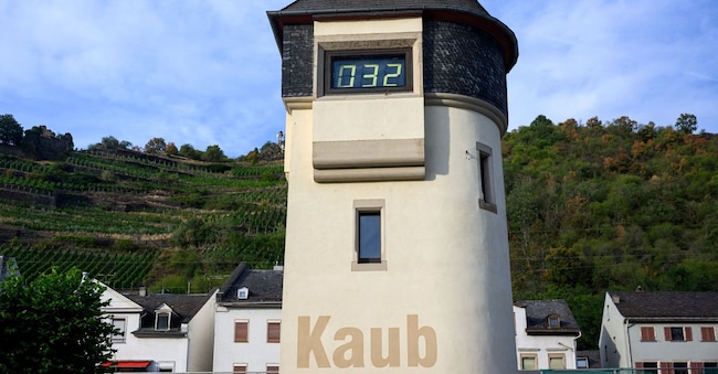 La stazione di misurazione di Kaub (Kauber Pegelturm) indica un livello dell'acqua del Reno pari a 32 centimetri durante un'ondata di caldo a Kaub, in Germania, il 1° agosto 2026. REUTERS/Jana Rodenbusch REUTERS
