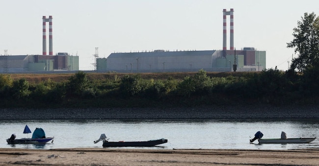 FOTO D'ARCHIVIO: La centrale nucleare di Paks con il letto del Danubio parzialmente prosciugato a Dunaszentbenedek, Ungheria, 31 luglio 2026. REUTERS/Bernadett Szabo/Foto d'archivio Reuters