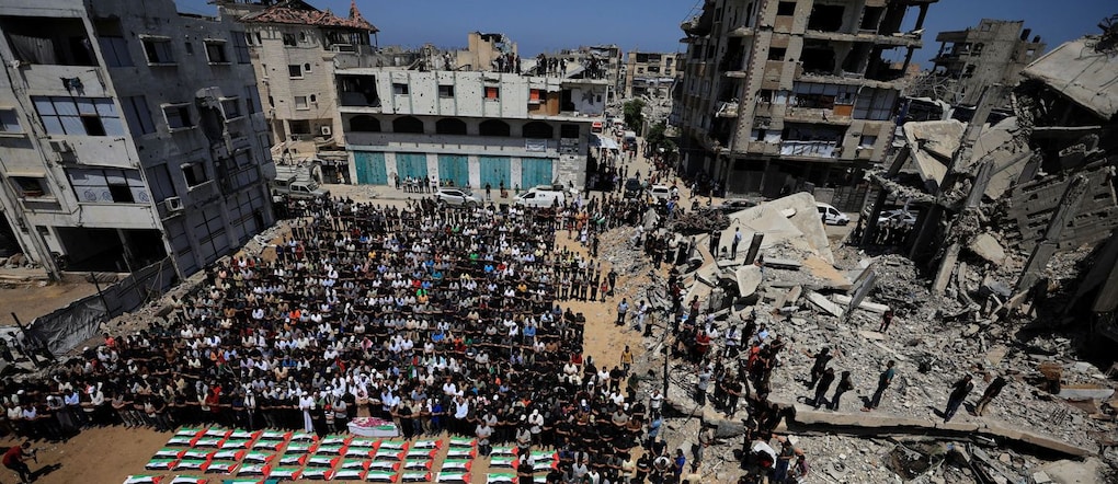 I palestinesi partecipano al funerale di 112 membri dei clan Hassayna e Abu Sharia, uccisi in un attacco israeliano nel 2023 e i cui resti sono stati recuperati dalle macerie, secondo quanto riferito dalla Protezione Civile di Gaza, nella città di Gaza, il 4 agosto 2026. REUTERS/Dawoud Abu Alkas via REUTERS